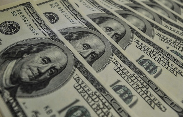 Dólar recua com realização de ganhos após ataque à Síria e Datafolha