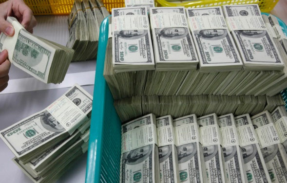 Dólar sobe com escalada de riscos no Oriente Médio 