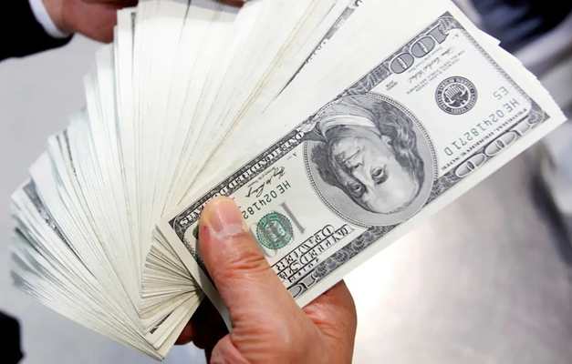 Dólar sobe para R$ 5,58 com agravamento de tensões com EUA