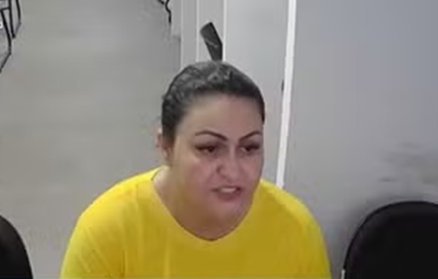 Dona de creche que esqueceu criança em carro se torna ré por morte da vítima