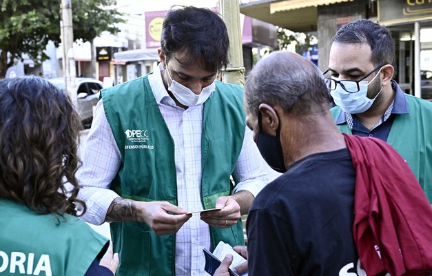 DPE-GO atende pessoas em situação de rua no Centro de Goiânia 