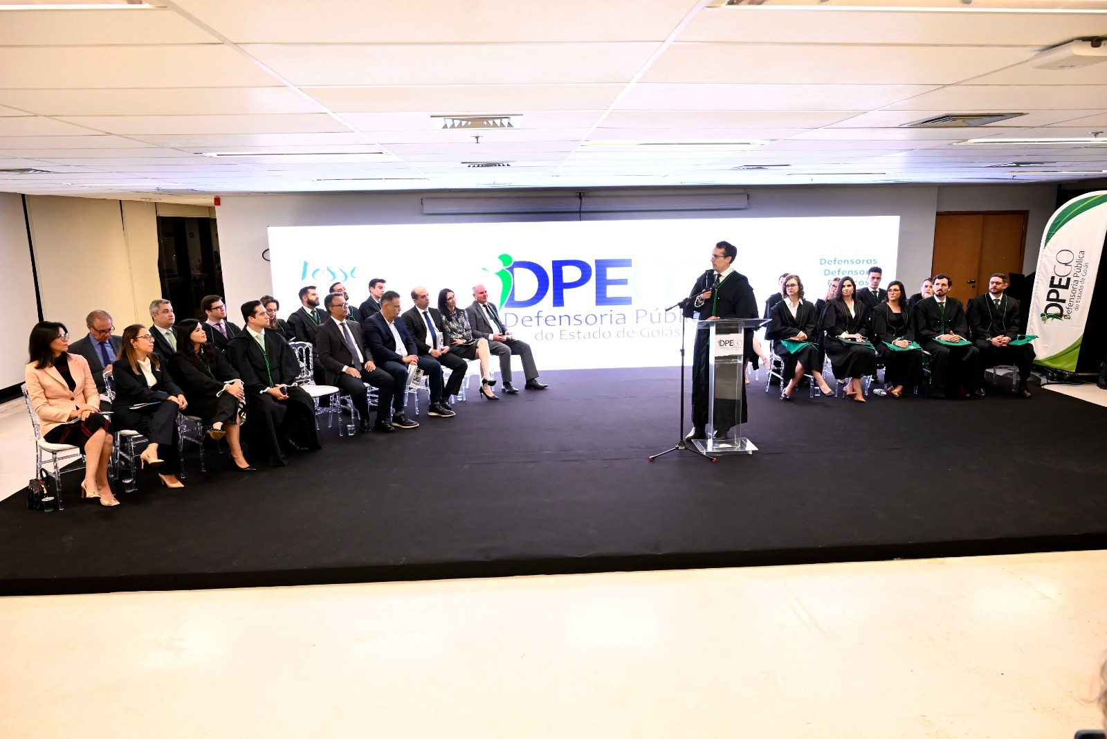 DPE-GO empossa 10 novos defensores públicos