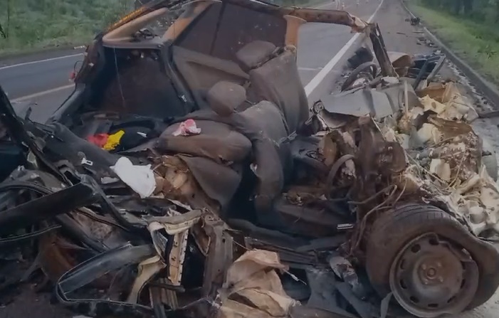 Duas pessoas morrem após carro bater de frente com caminhão na BR-153