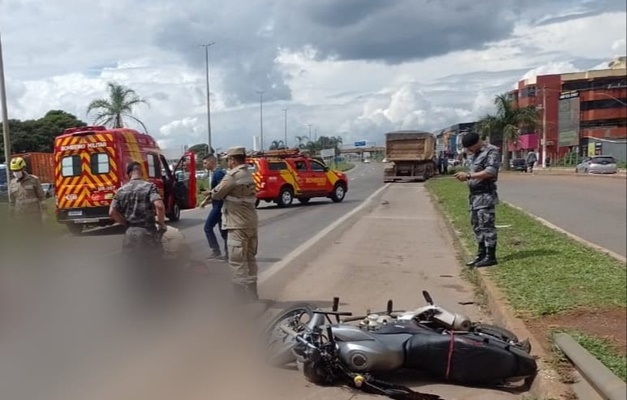 Duas pessoas morrem após colisão envolvendo carro, moto e uma carreta