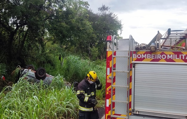 Duas pessoas morrem em capotamento na GO-044