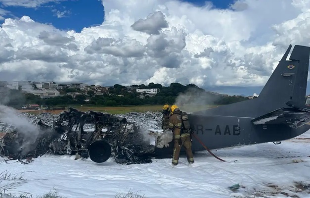 Duas pessoas morrem em queda de avião da PF em Belo Horizonte