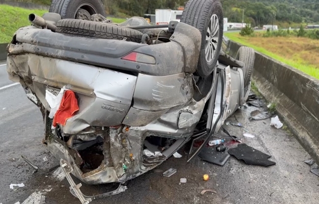 Dunga, capitão do tetra, sofre acidente e capota carro no Paraná