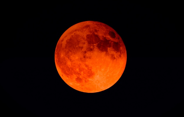 Eclipse lunar total mais longo do ano ocorre neste fim de semana