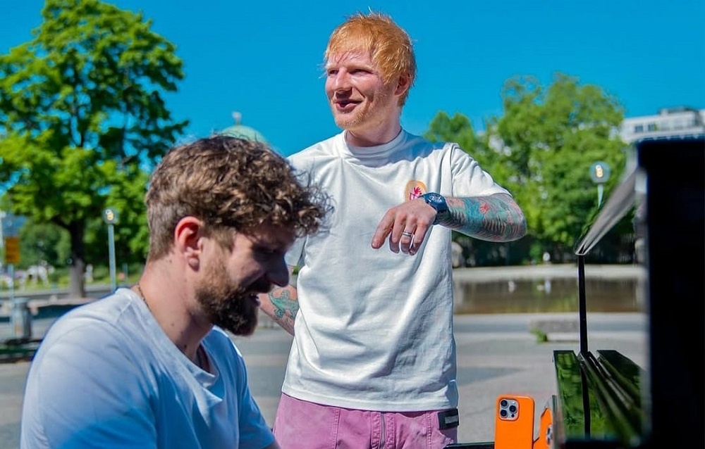 Ed Sheeran aparece de surpresa e canta com pianista em parque na Alemanha