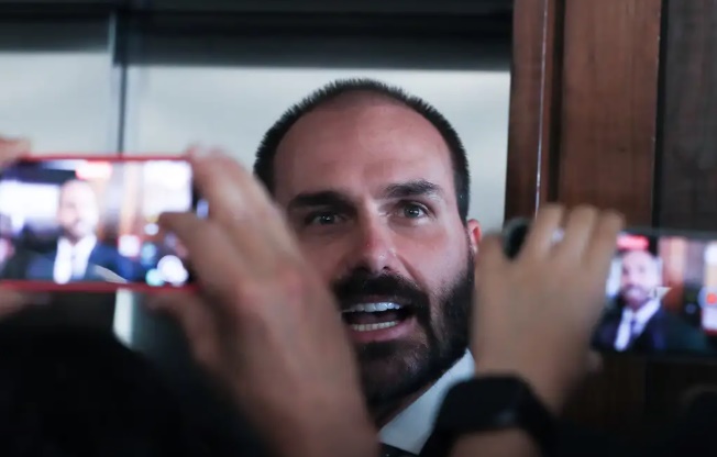 Eduardo Bolsonaro diz que não vai renunciar ao mandato de deputado