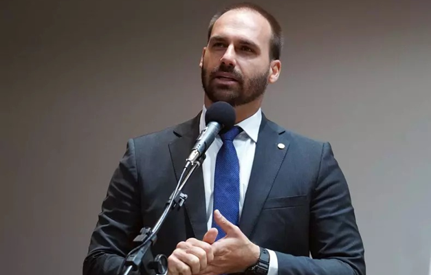 Eduardo Bolsonaro diz ter negociado defesa do pai com Trump e que deixará mandato