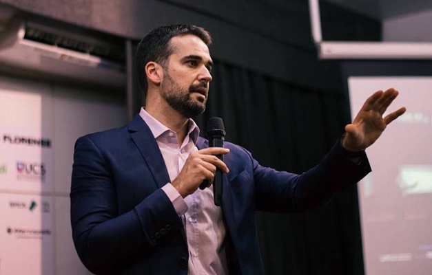 Eduardo Leite confirma pré-candidatura à Presidência