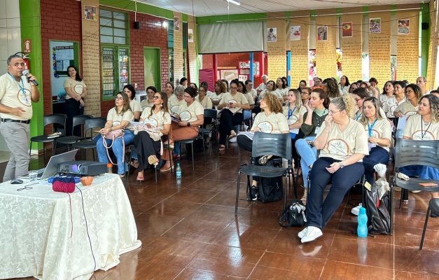 Educação de Goiânia discute leitura e escrita na infância com professores