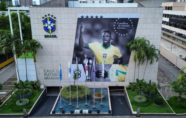 Eleito melhor do mundo, Vini Jr recebe homenagem com foto na fachada da CBF