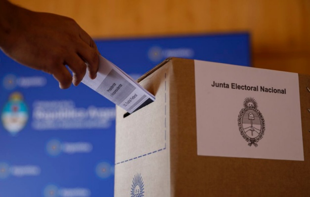 Eleitores argentinos no Brasil votam por defesa da democracia