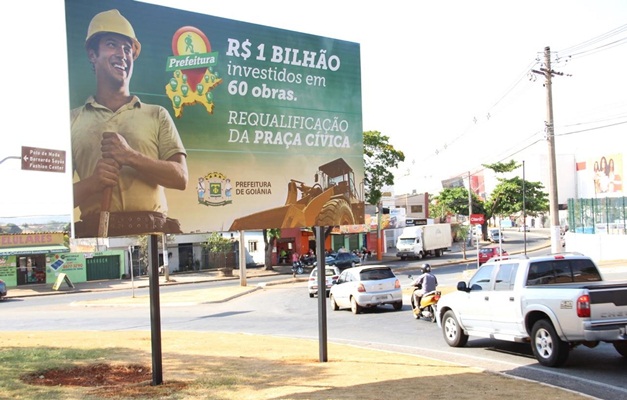 Elias Vaz cobra retirada de outdoors da prefeitura de Goiânia 