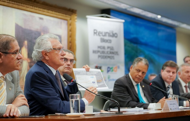 Em Brasília, Caiado pede apoio de deputados para repensar Reforma Tributária