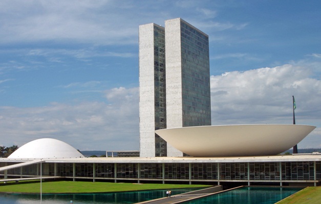 Em Brasília, manifestantes depositam ratos de papel no Congresso Nacional
