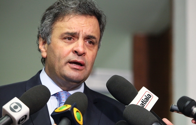 Em Curitiba, Aécio critica política econômica do PT