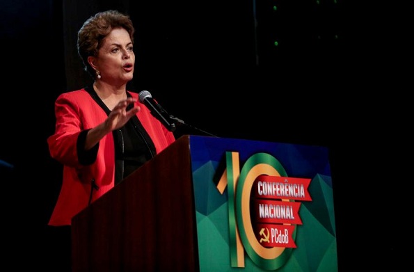 Em evento do PCdoB, Dilma reconhece 'momento difícil' do governo