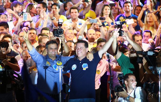 Em Goiânia, Aécio agradece apoio de milhares de eleitores na Praça Cívica