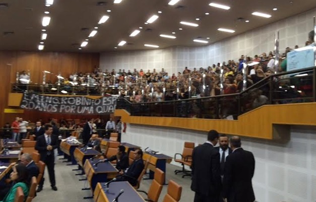 Em greve, servidores da educação municipal protestam na Câmara de Goiânia
