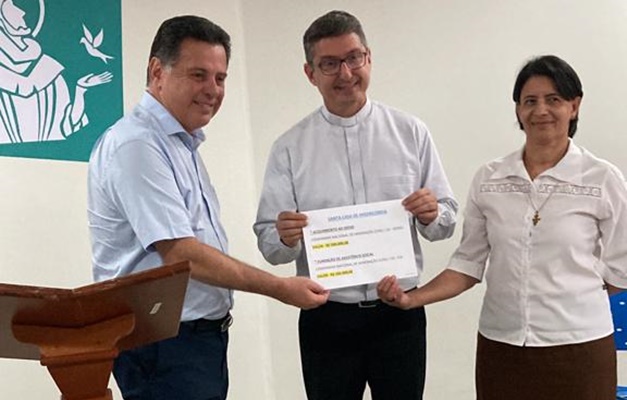 Em nome da Fundação CSN, Marconi entrega doação à Santa Casa de Anápolis