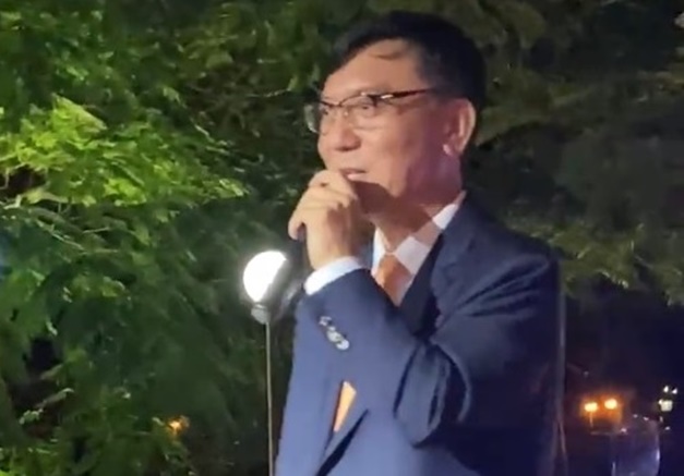 Embaixador da Coreia do Sul viraliza com vídeo cantando “Evidências”