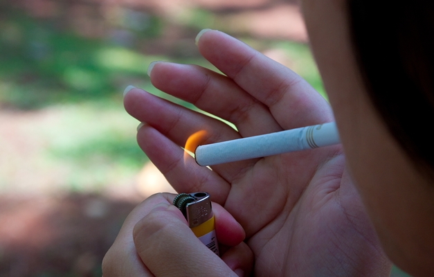 Embalagens de cigarro terão mais um alerta para fumantes