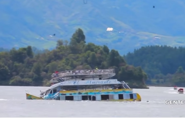 Embarcação que levava 150 turistas naufraga em represa na Colômbia