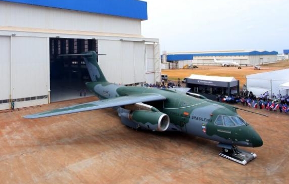 Embraer e FAB lançam protótipo de avião para transporte militar