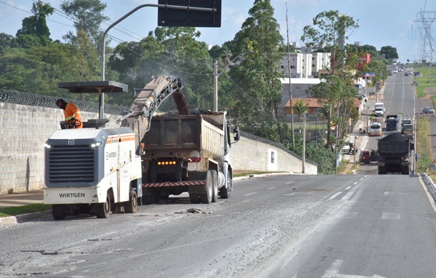 Empresa é multada em R$100 mil por derramar concreto em avenida de Aparecida