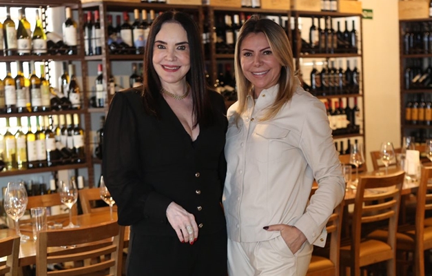 Empresária Cláudia Carneiro reúne amigos para comemoração na Amato Pizzaria