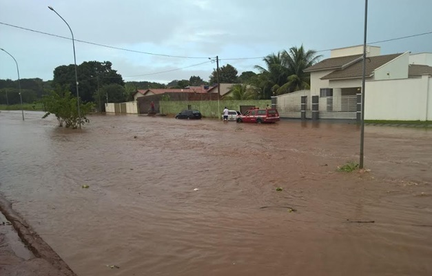 Enchente deixa moradores de Iporá (GO) em alerta