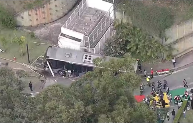 Engavetamento com 16 veículos deixa ao menos 12 feridos na marginal da Raposo Tavares