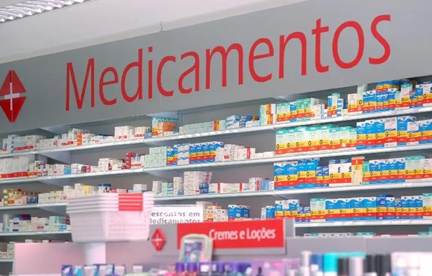 Entidades criticam permissão para farmacêutico prescrever medicamento