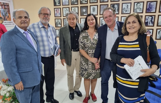 Entre acadêmicos e amigos, Academia Goiana de Letras homenageia Hélio Rocha