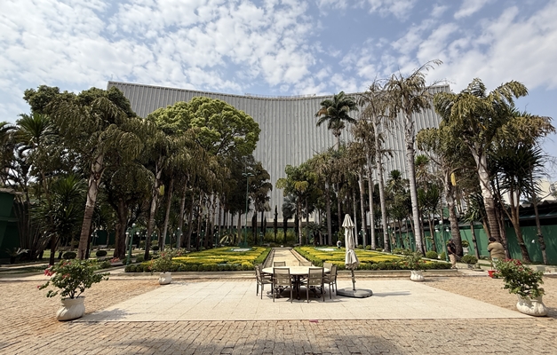 Entre jabuticabeiras e memórias: os jardins do Palácio das Esmeraldas