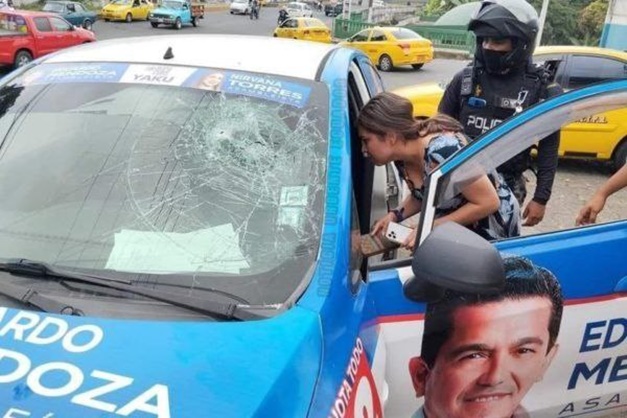 Equador: um dia após assassinato de Fernando Villavicencio, carro de candidata é alvo de tiros