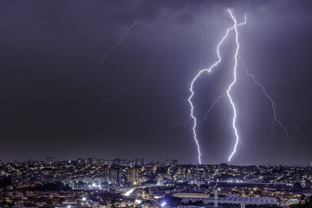 Equatorial Goiás alerta sobre impacto de raios na rede elétrica 