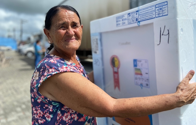 Equatorial Goiás sorteia geladeiras em Santo Antônio da Barra