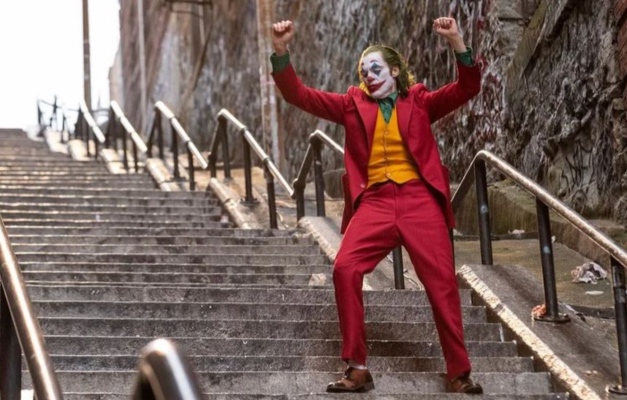 Escada do filme Coringa vira ponto turístico em Nova York