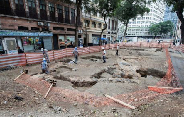 Escavação em obra do VLT no Rio encontra loja de escravos