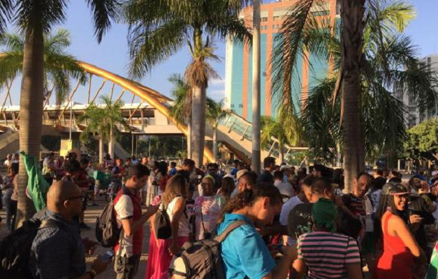 Escolas de samba do Rio protestam contra corte de recursos para o carnaval