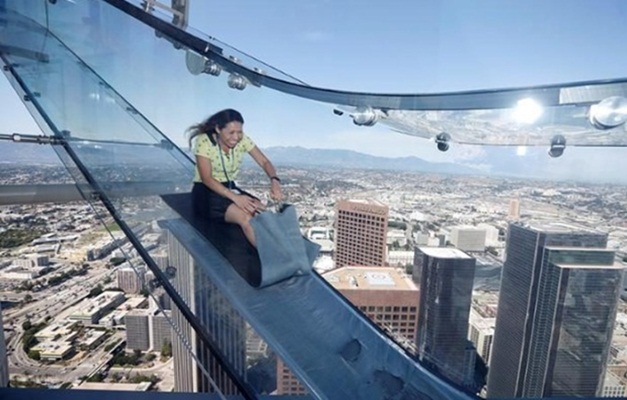Escorregador de vidro é instalado no topo de prédio mais alto da Califórnia