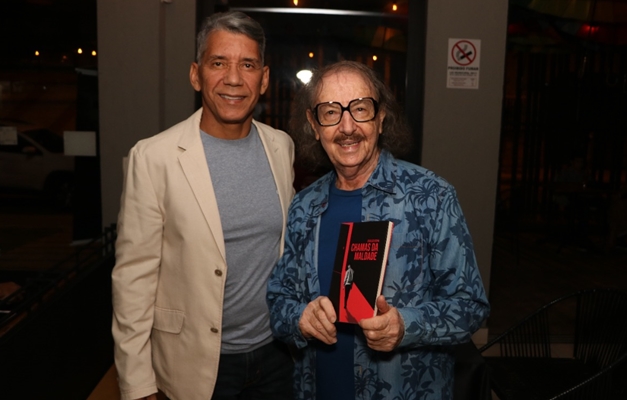 Escritor goiano Geraldo Rocha recebe convidados em lançamento de livro