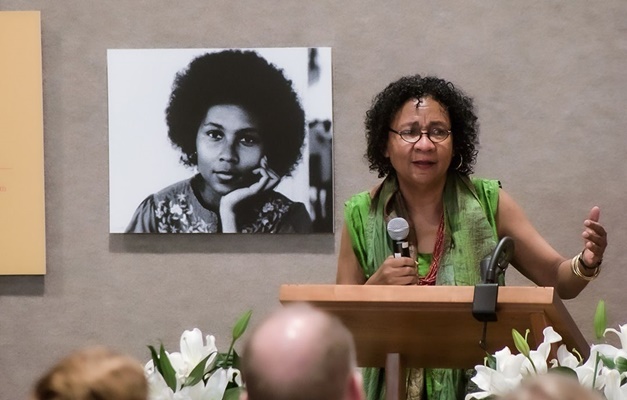 Escritora e ativista norte-americana bell hooks morre aos 69 anos