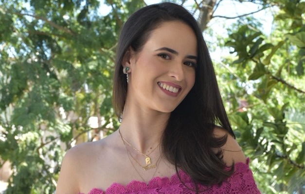 Escritora goiana Taíssa Queiroz lança livro "Através das Páginas" em Goiânia