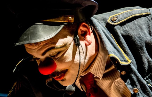 Espetáculo La Máquina ocupa palco do Teatro Sesc Centro, em Goiânia