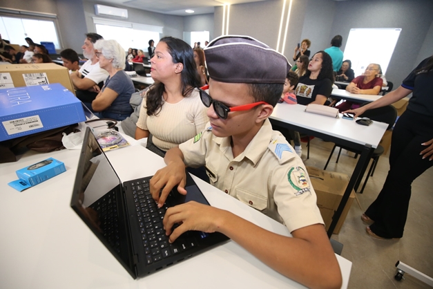 Estado entrega notebooks adaptados para alunos com deficiência visual